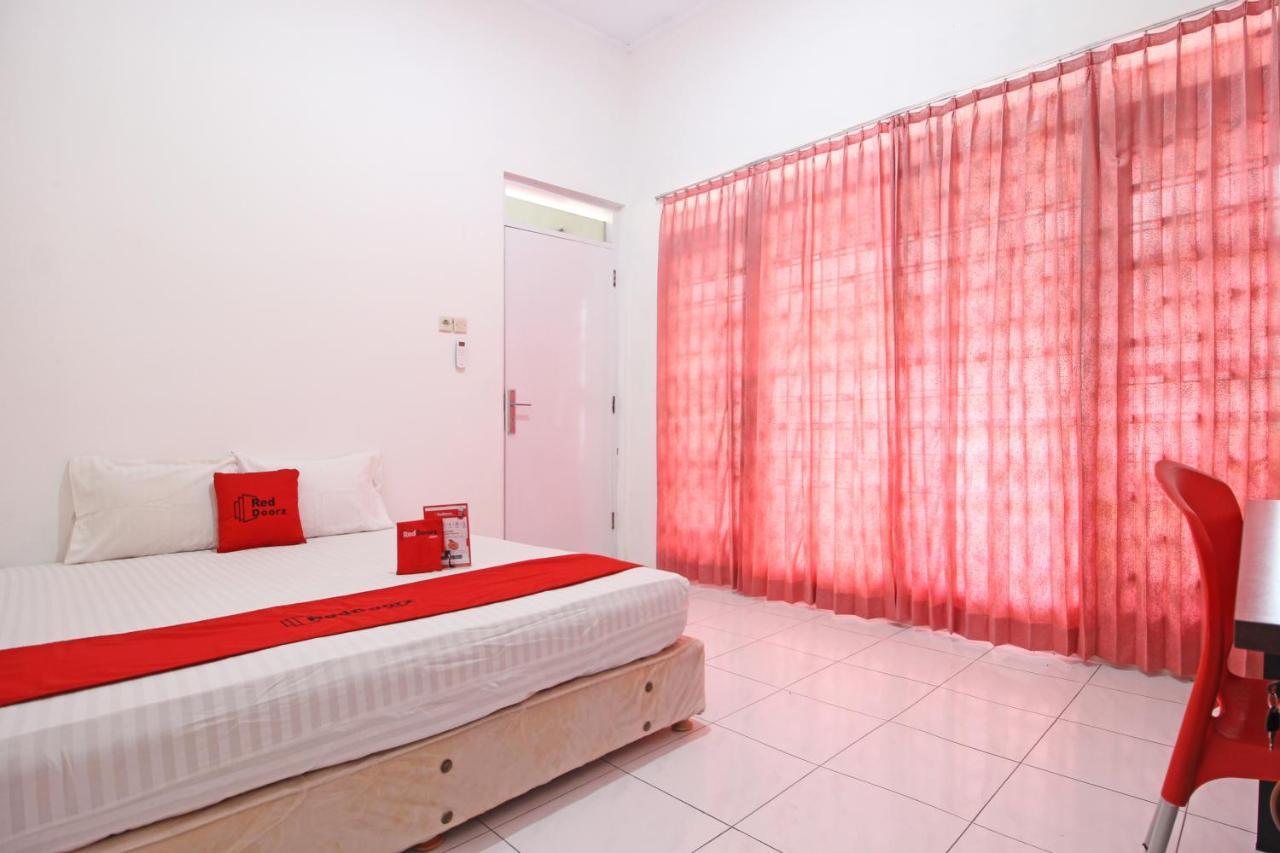 Hotel RedDoorz near Terminal Tirtonadi Solo Zewnętrze zdjęcie