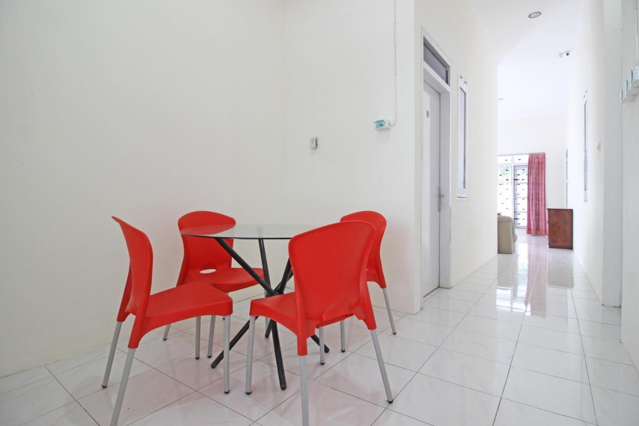Hotel RedDoorz near Terminal Tirtonadi Solo Zewnętrze zdjęcie