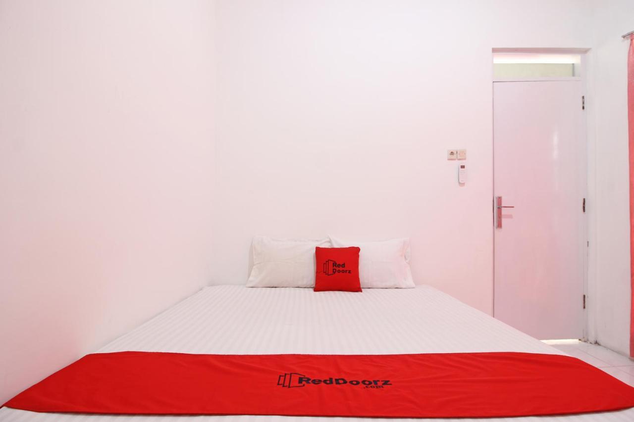 Hotel RedDoorz near Terminal Tirtonadi Solo Zewnętrze zdjęcie